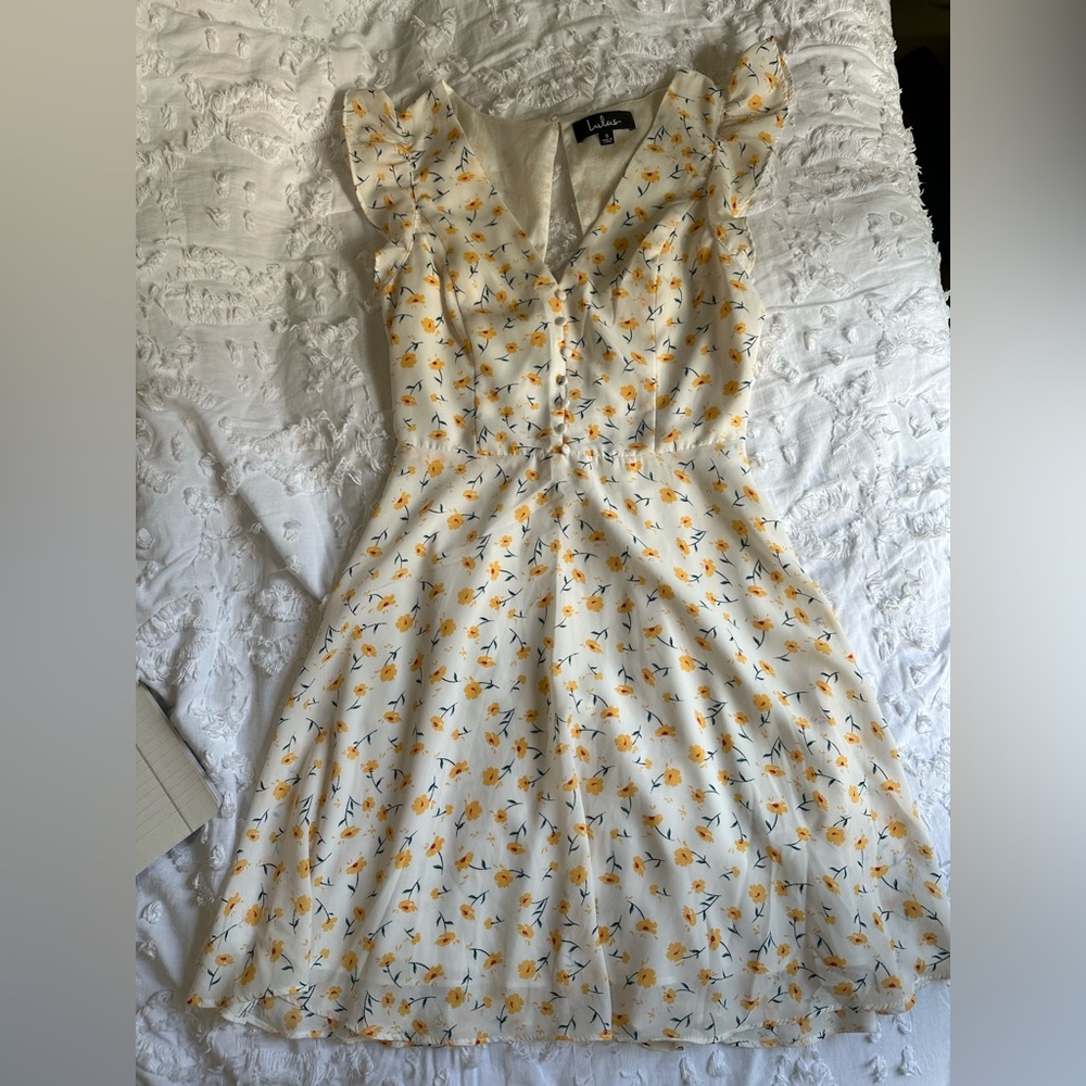 Lulu’s white mini dress with dainty yellow flowers.